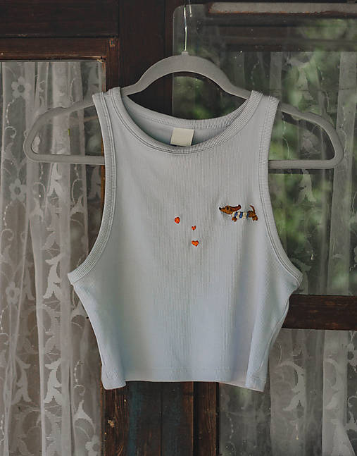 Topy, tričká, tielka - Upcyklovaný crop-top s výšivkou psíka - 17624722_