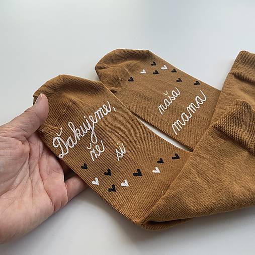 Maľované ponožky pre MAMU s nápisom: (“Ďakujeme, že si naša mama” (horčicové))