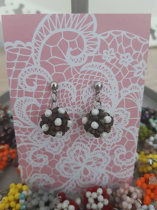 Náušnice - Náušnice z brúsených korálkov (hnedo-biela) - 17626114_