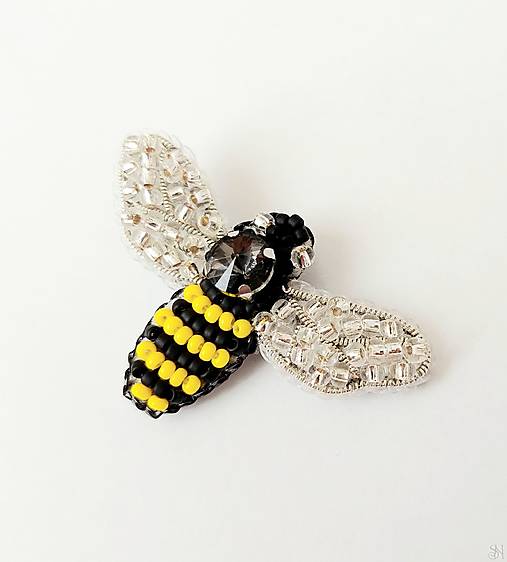 Brošne - Handmade šitá korálková brošňa včela - 17628334_