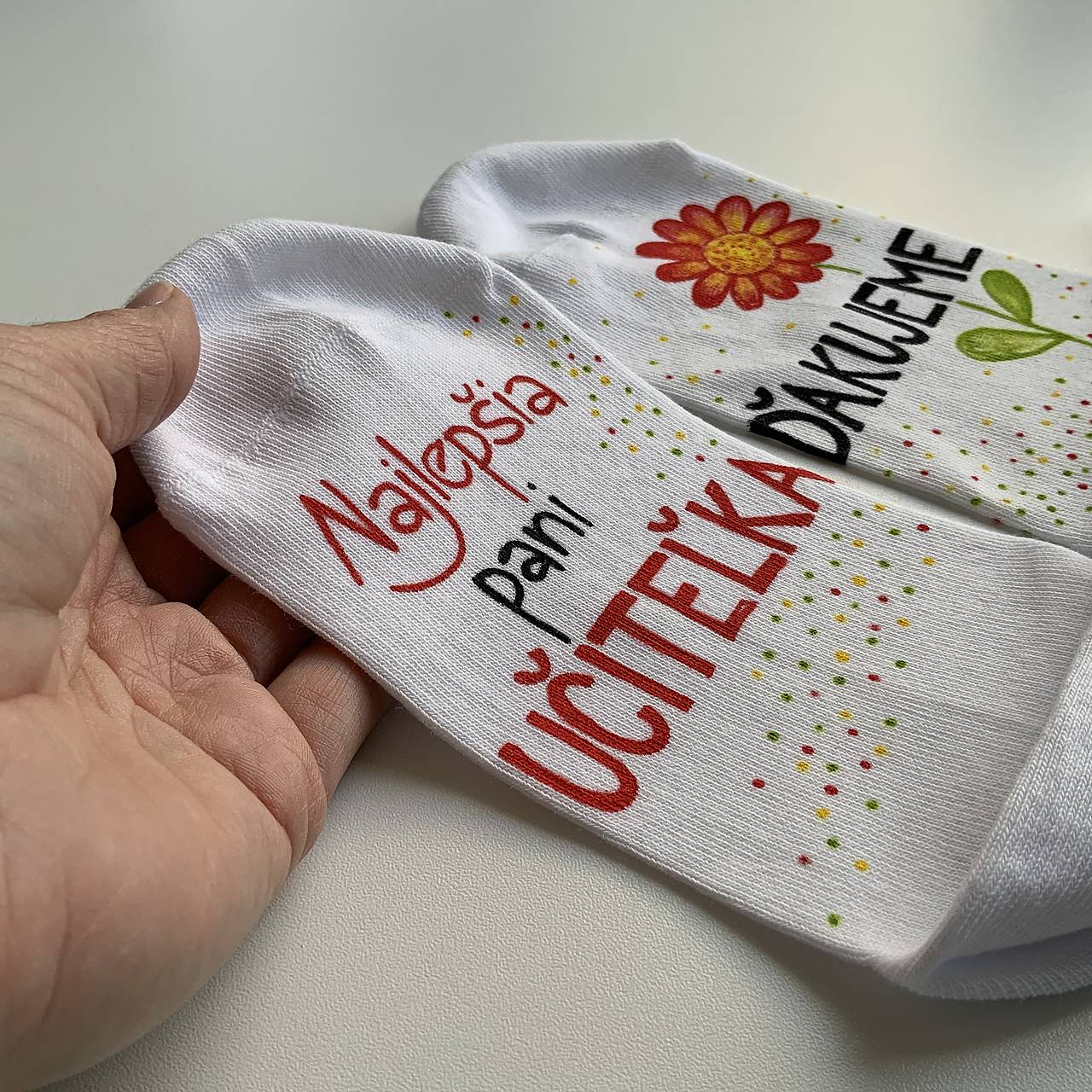 Maľované ponožky pre naj PANI UČITEĽKU (kvietkovej triedy)