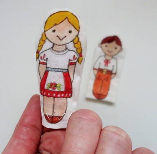 MINI pršteková maňuška - sada Hello world - 6 človiečikov (mládenec/ dievčinka v ľudovom)