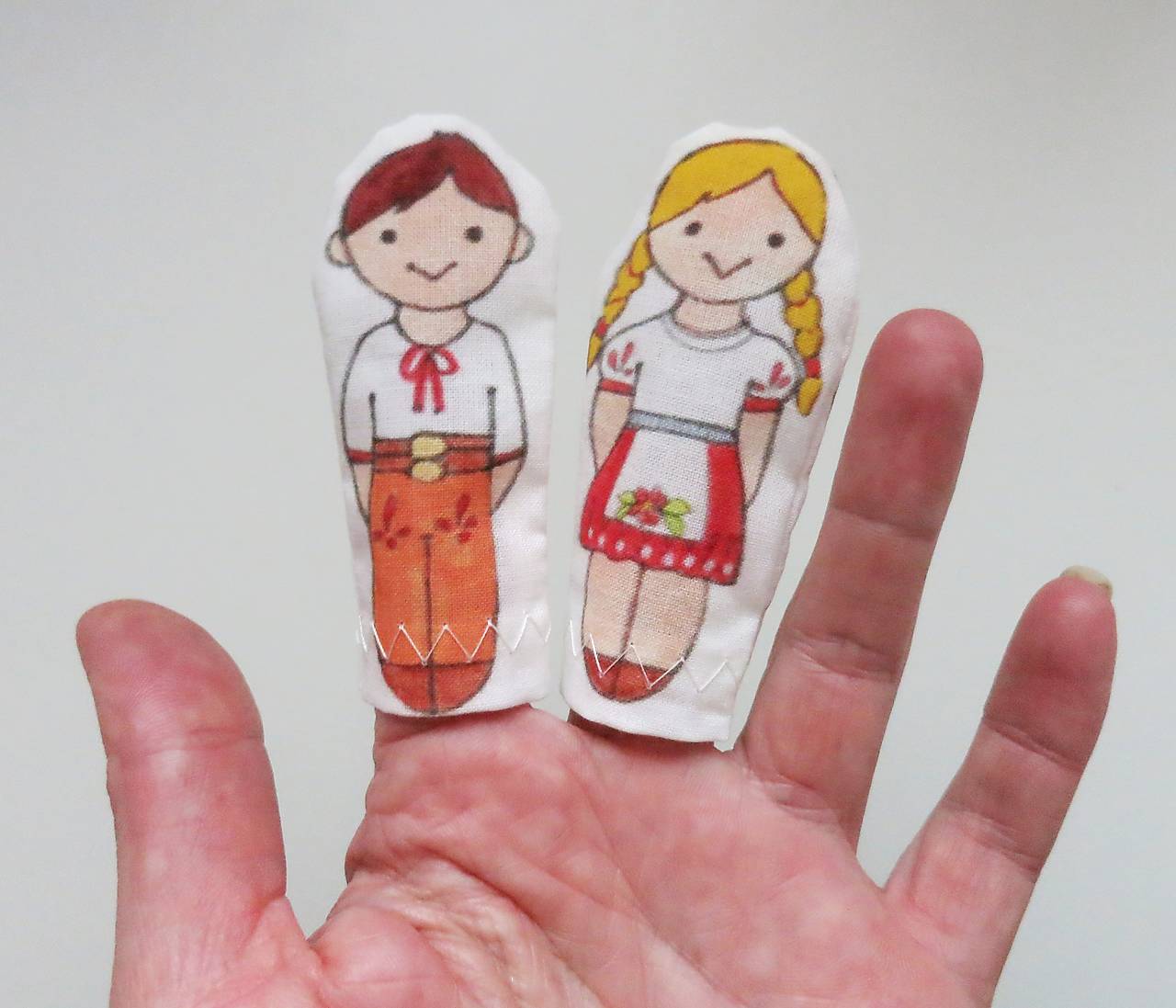 MINI pršteková maňuška - sada Hello world - 6 človiečikov (mládenec/ dievčinka v ľudovom)