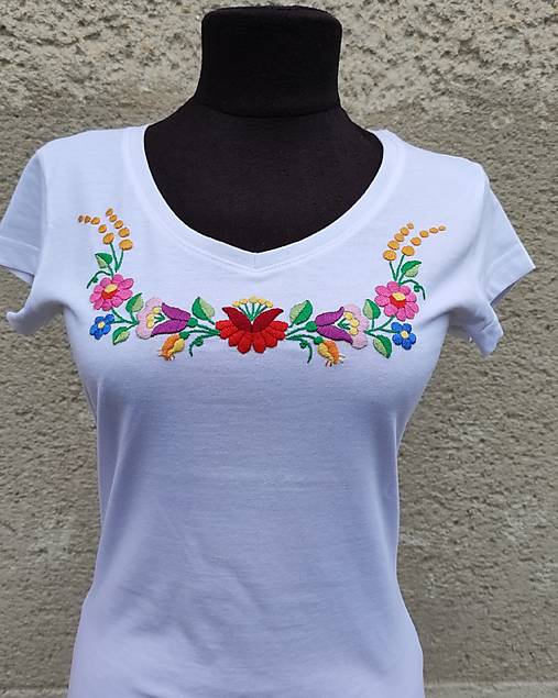 Topy, tričká, tielka - Dámske tričko s ručnou výšivkou - 17630638_