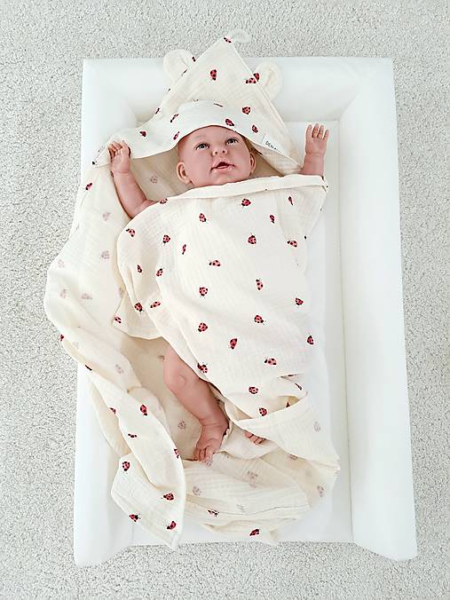 Detský textil - Mušelínová osuška s kapucňou pre bábätko lienky na krémovej - 17634109_