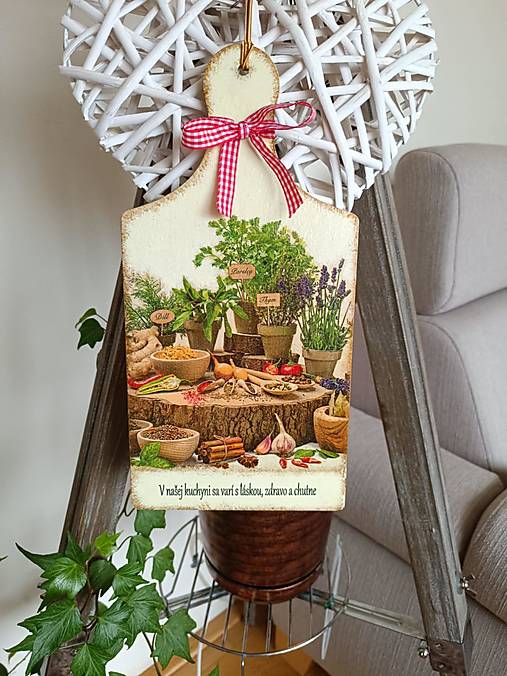 Dekorácie - Dekoračný lopárik s bylinkami na drevenom pláte - 17633868_