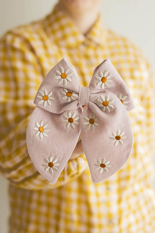 Ozdoby do vlasov - Vyšívaná ľanová mašľa Margarétka (Ružová) - 17633396_