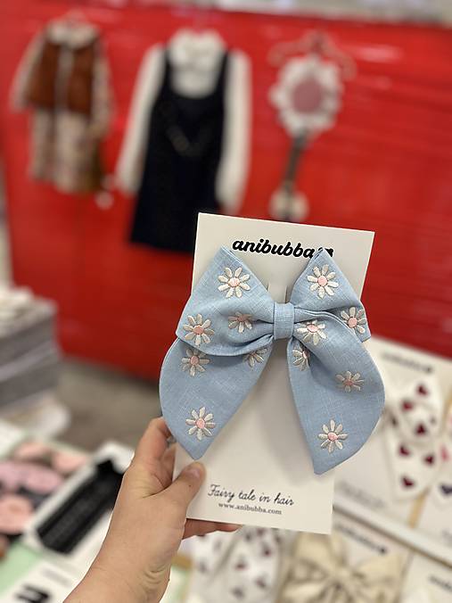 Ozdoby do vlasov - Vyšívaná ľanová mašľa Margarétka (Modrá) - 17633489_