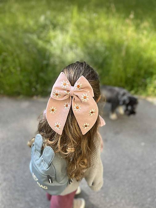 Ozdoby do vlasov - Vyšívaná ľanová mašľa Margarétka (Lososovoružová) - 17633506_