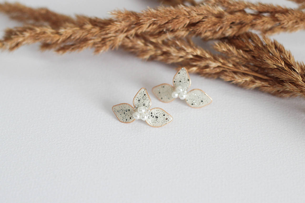 Kvetinové napichovacie náušnice Júlia (Trojlístky s trblietkami a perličkami)