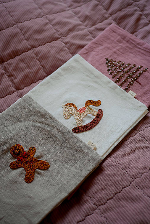 Úžitkový textil - Darčeková sada vianočných poťahov na vankúše - 17635689_