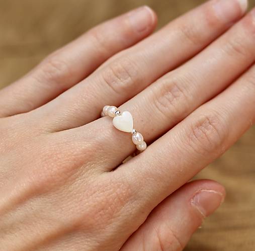 Prstene - Perlový prsteň so srdiečkom - 17636674_