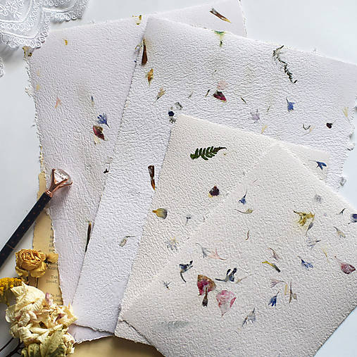 Papiernictvo - Ručný papier s kvietkami - 17639284_