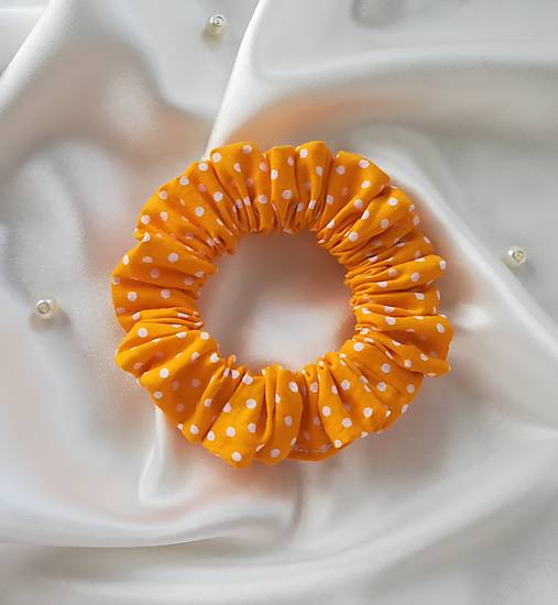 Ozdoby do vlasov - Bavlnená gumička Scrunchie, žlto- oranžová s bodkami, veľkosť: SLIM  - 17638194_