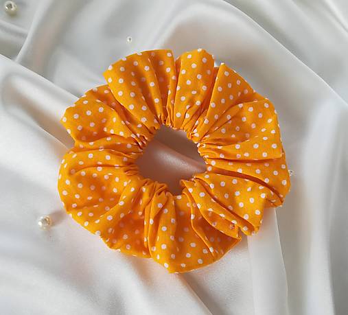 Ozdoby do vlasov - Bavlnená gumička Scrunchie, žlto- oranžová s bodkami, veľkosť: CLASSIC  - 17638226_