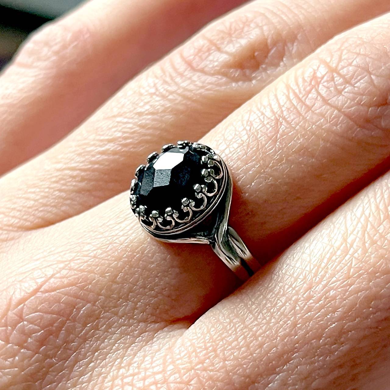 Spinel Antique Silver Ring  / Vintage prsteň so spinelom brúseným E054