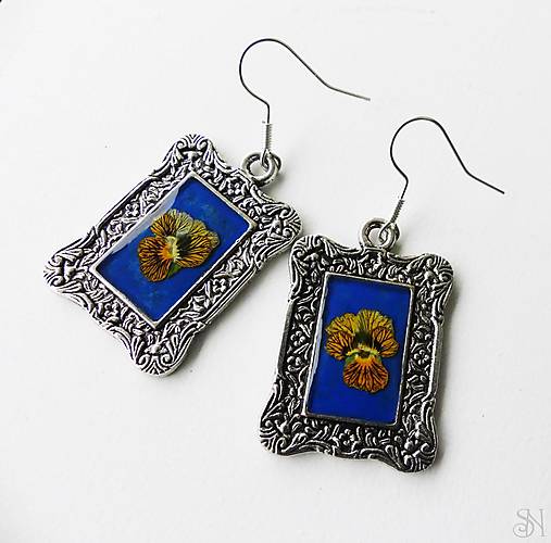 Náušnice - Sirôtky vo vintage lôžku na modrom podklade - handmade živicové náušnice - 17642586_