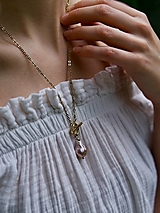  - Náhrdelník s barokovou perlou / pozlátená chirurgická oceľ - 17644562_