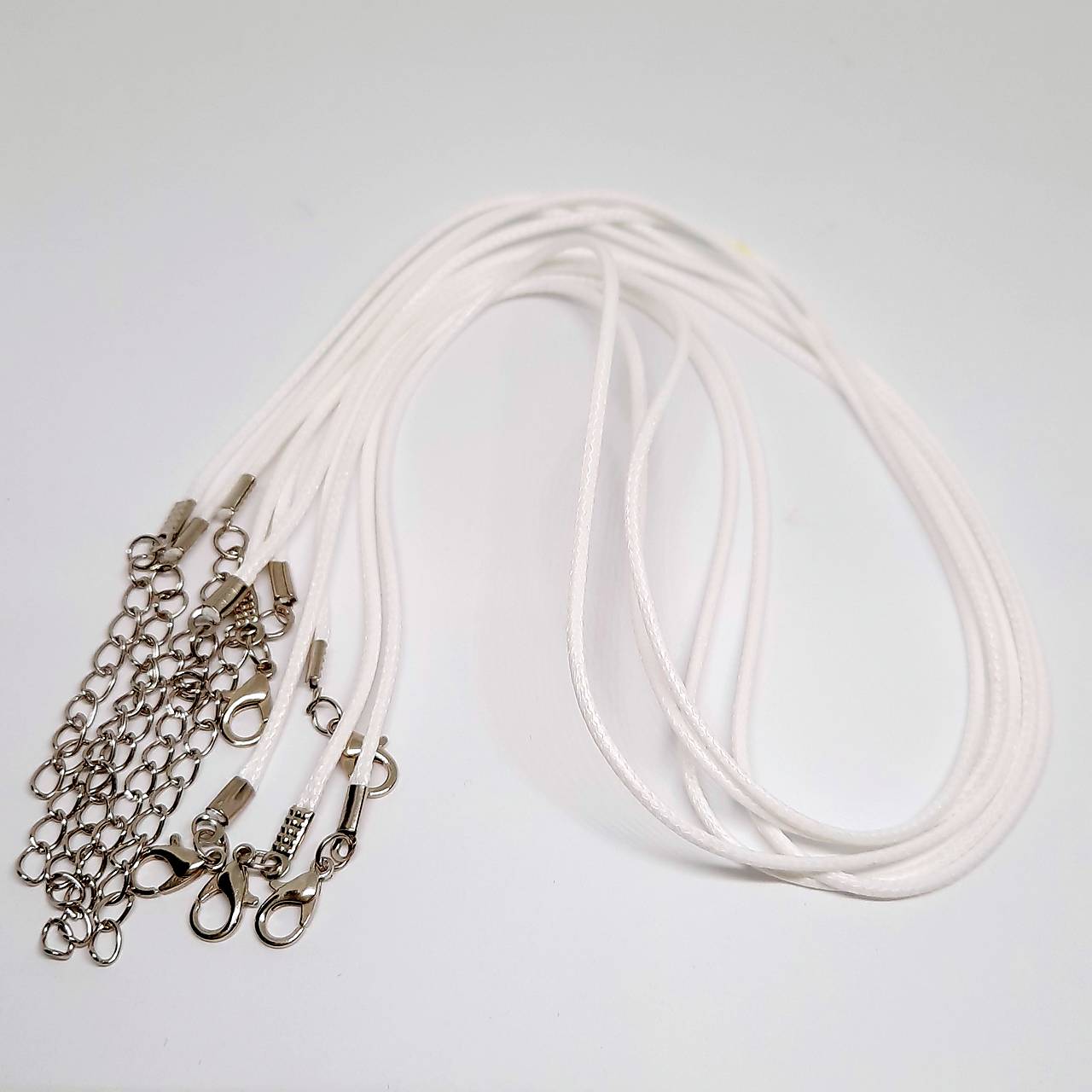 Voskovaná šnúrka 45cm so zapínaním-1ks (1,5mm-biela)