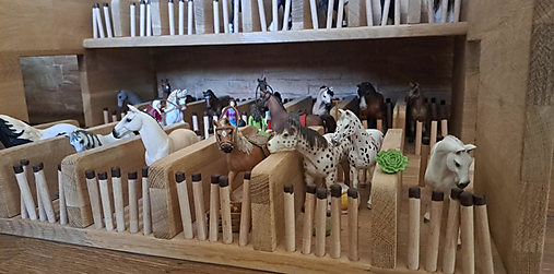 Hračky - Drevená stajňa pre kone- ručne vyrobený sen pre deti aj zberateľov - 17649177_