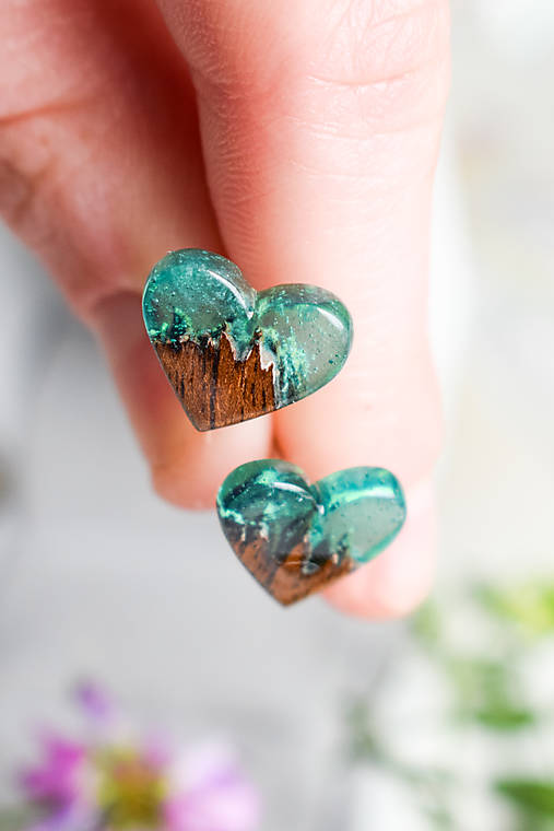 Náušnice - Drevené napichovacie náušnice – srdiečka z orechového dreva a živice - 17647349_