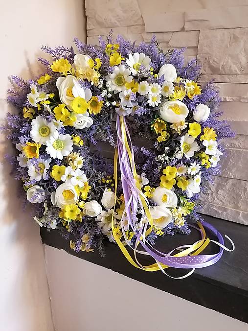 Dekorácie - Levanduľovy veniec v žltej 38cm so stuhami - 17653668_