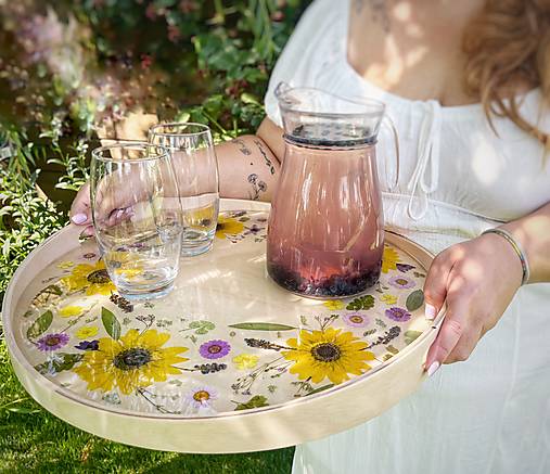 Nádoby - Drevený podnos zo živice s kvetmi “Slnečnice” - 17652572_