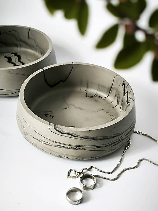 Nádoby - Odkládacia miska Arco v sivom mramore – štýlový doplnok s charakterom - 17653996_