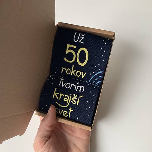 Maľované tmavomodré ponožky k narodeninám “tvorím krsjší svet”
