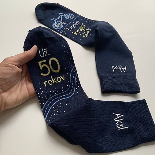 Maľované tmavomodré ponožky k narodeninám “tvorím krsjší svet”