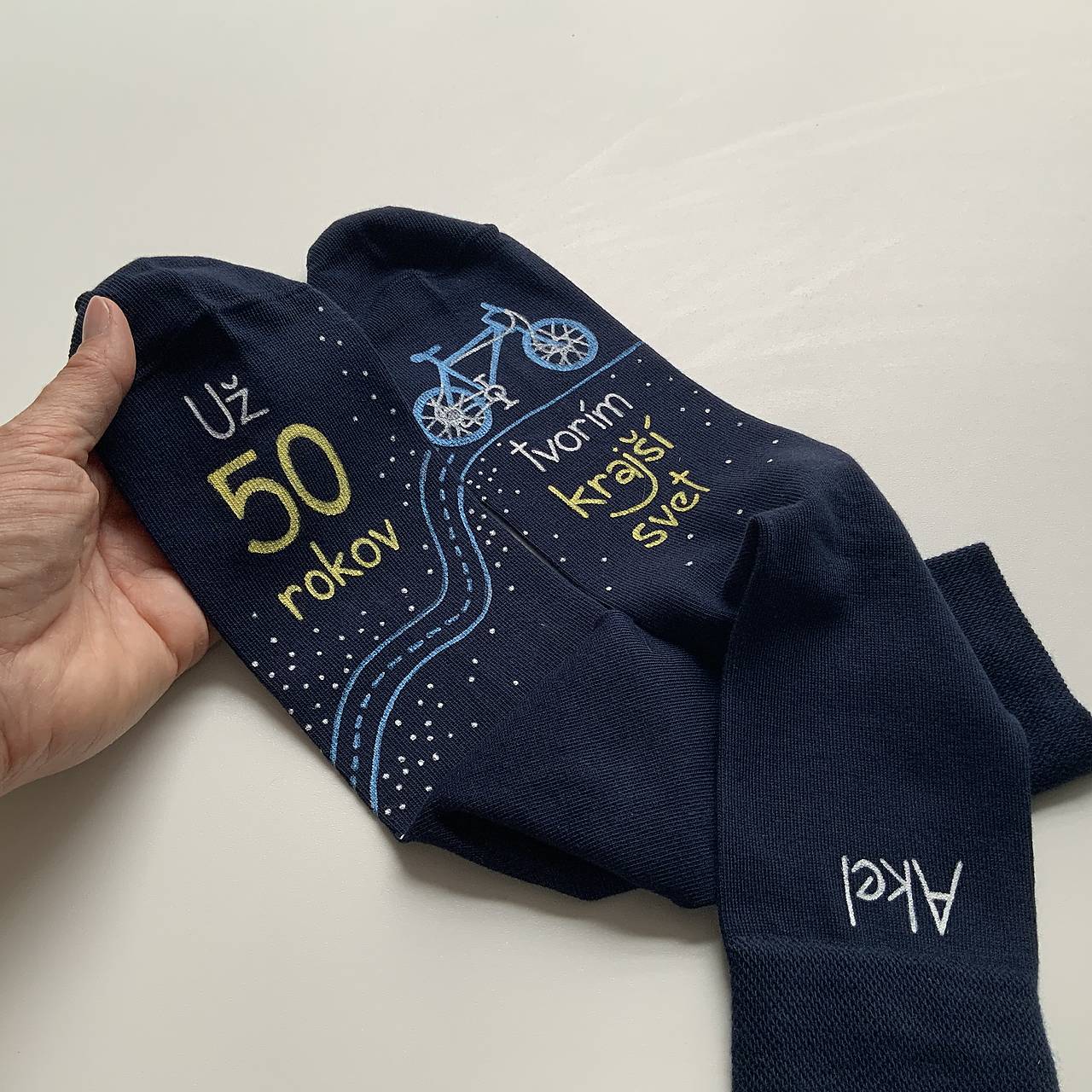 Maľované čierne ponožky k narodeninám (tmavomodré s bicyklom a menom)