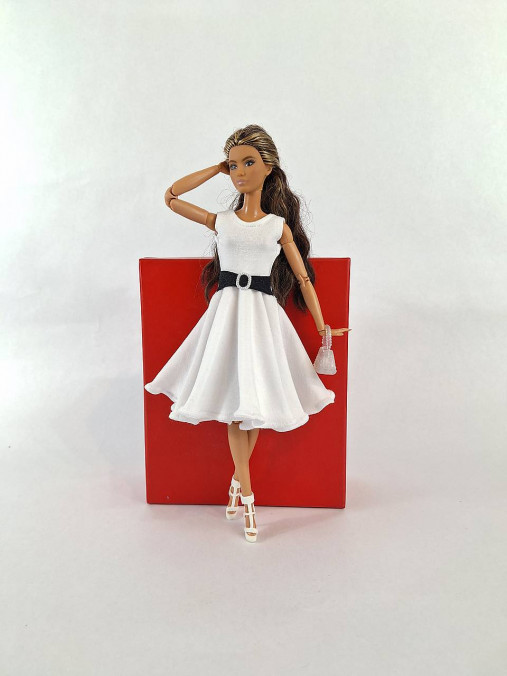 Hračky - ✨Elegantné letné šaty pre Barbie – biele s čiernym pásom✨ - 17655488_