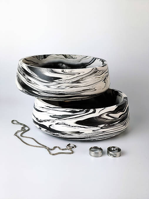 Nádoby - Odkládacia miska Arco v sivom mramore – štýlový doplnok s charakterom (14 – Melírovaná čierna a biela) - 17654005_