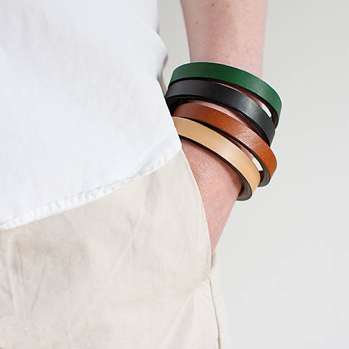 Náramky - Kožený náramok so strieborným zapínaním - 17658038_