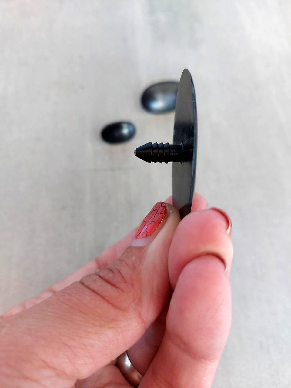 Ploché, podlhovasté bezp.očko, 3 veľkosti, 1ks