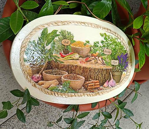 Dekorácie - Oválna tabuľka s bylinkami na drevenom pláte - 17664289_
