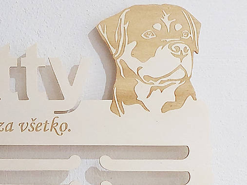 Drevený držiak na medaily s laserovaným textom 45cm psík Briard