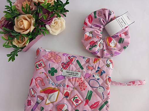 Kozmetická taštička +scrunchies