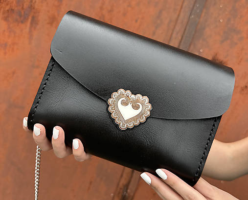 Celokožená kabelka Zuzička  (Čierna s retiazkou)