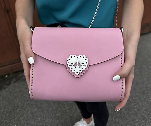 Kožená kabelka s drevom Zuzička ružová (Holúbky s popruhom)