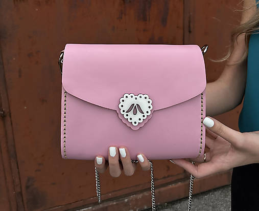 Kožená kabelka s drevom Zuzička ružová (Srdce a tulipán s retiazkou)