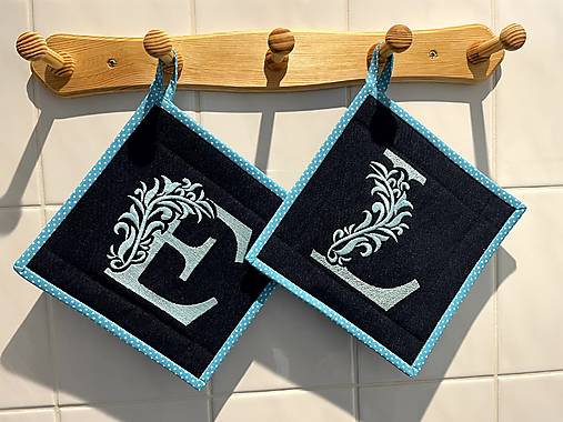 Úžitkový textil - Kuchynská chňapka vyšitá. Monogram, na mieru 2ks - 17667591_