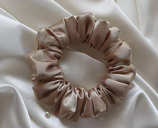 Ozdoby do vlasov - Saténová gumička Scrunchie, karamelová- svetlá, veľkosť: SLIM  - 17668615_