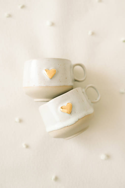 Nádoby - Šálka so zlatým srdiečkom a uškom - 17672999_