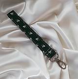 Kľúčenky - Kľúčenka látková- zelená s drobnými kvietkami, s karabínkou - 17673758_