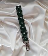 Kľúčenky - Kľúčenka látková- zelená s drobnými kvietkami, s karabínkou - 17673760_