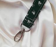 Kľúčenky - Kľúčenka látková- zelená s drobnými kvietkami, s karabínkou - 17673762_