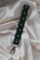 Kľúčenky - Kľúčenka látková- zelená s drobnými kvietkami, s karabínkou - 17673763_