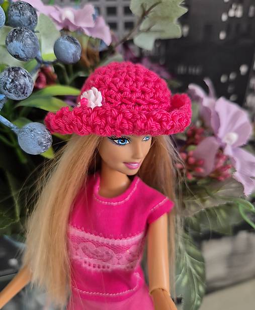 Ružový klobúk pre Barbie