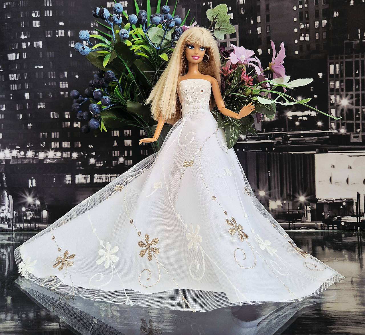 Krajkové spoločenské šaty pre Barbie